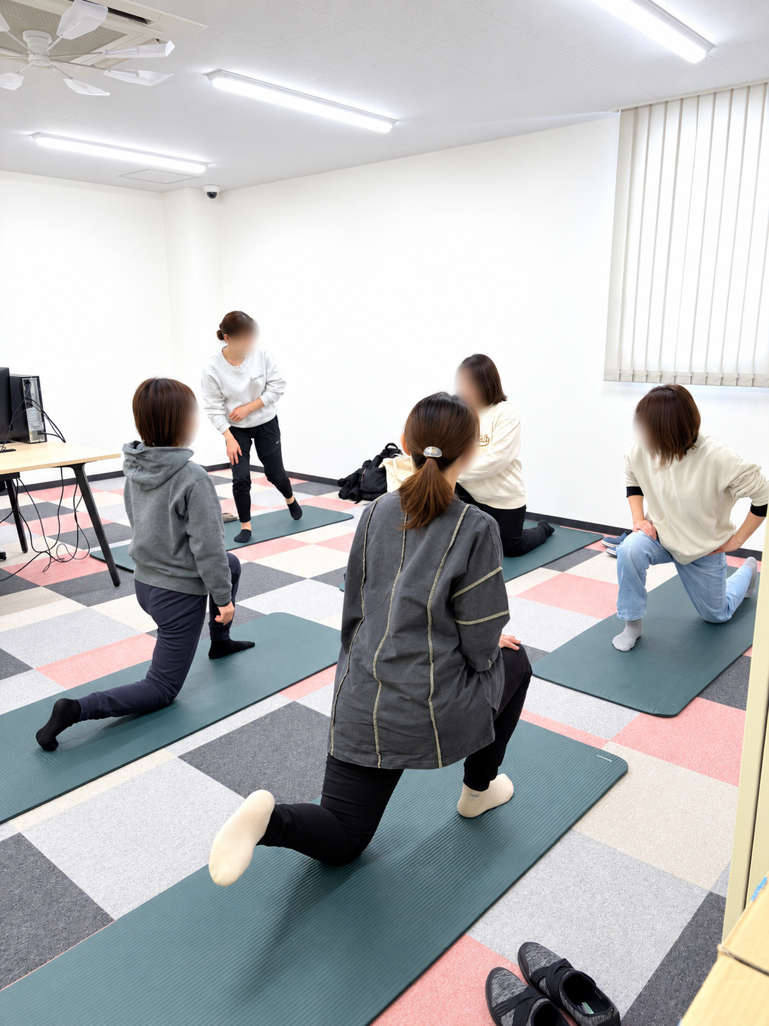 社内で実施した集団運動教室の様子(プライバシー保護のため顔をぼかしています)